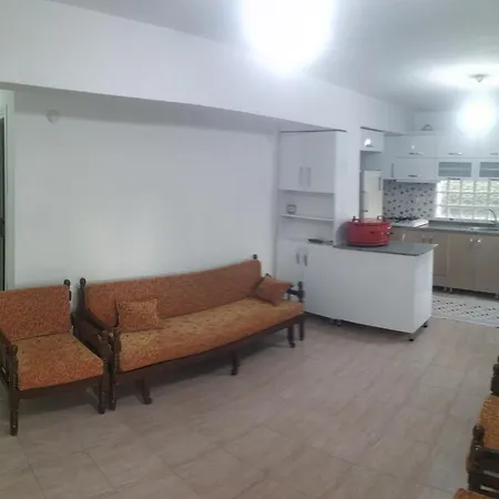 Havuzlu Sitede Bahce Kati Vilă Kusadası