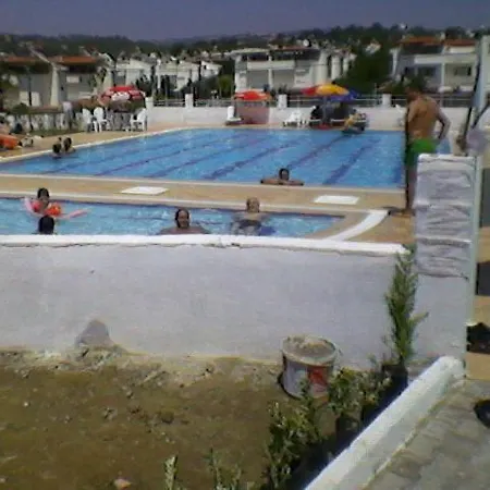 Vilă Havuzlu Sitede Bahce Kati *
